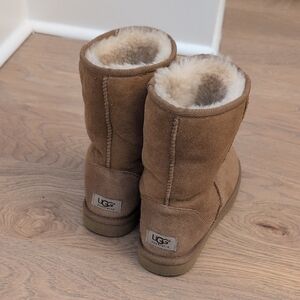 UGG Classic Bodie Boots Booties Chestnut Size 9